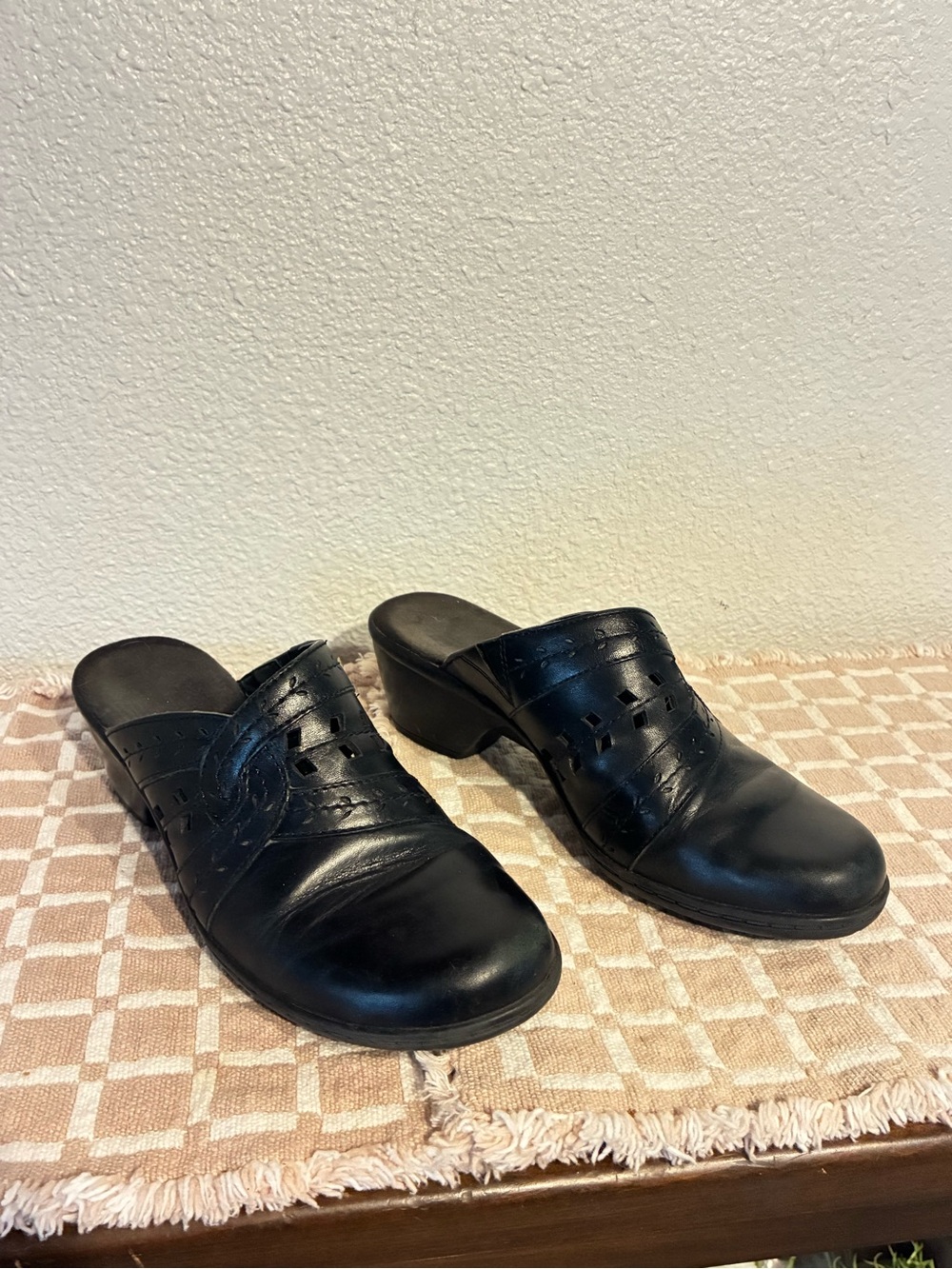 Clarks Clogs (8) - Picture 2 of 9